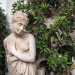 La vecchia scultura  oggi conservata tre le aiuole del giardino...